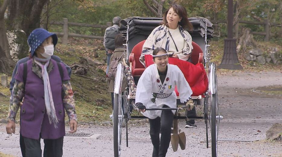 「紅葉まつり」の間（11月17日まで）車夫を務める新 衣梨花さん（20）