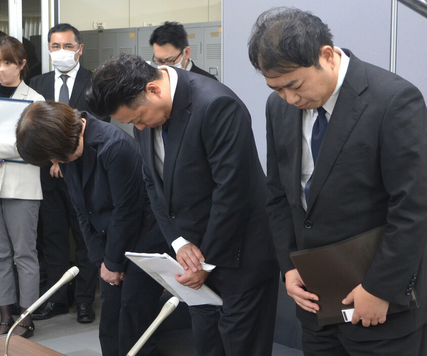 園児死亡を受け、記者会見で謝罪する「アイグラン保育園拓北」の関係者＝１５日午後、札幌市役所