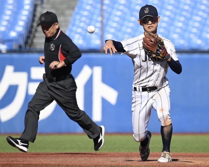 軽快な遊撃守備も持ち味。副将として、センターラインを引き締めた[写真=矢野寿明]