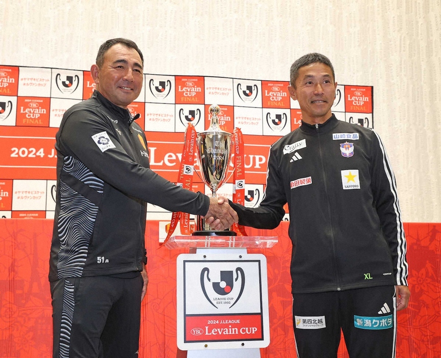 ＜ルヴァン杯決勝　前日会見＞握手する名古屋・長谷川監督（左）と新潟・松橋監督（撮影・西海健太郎）