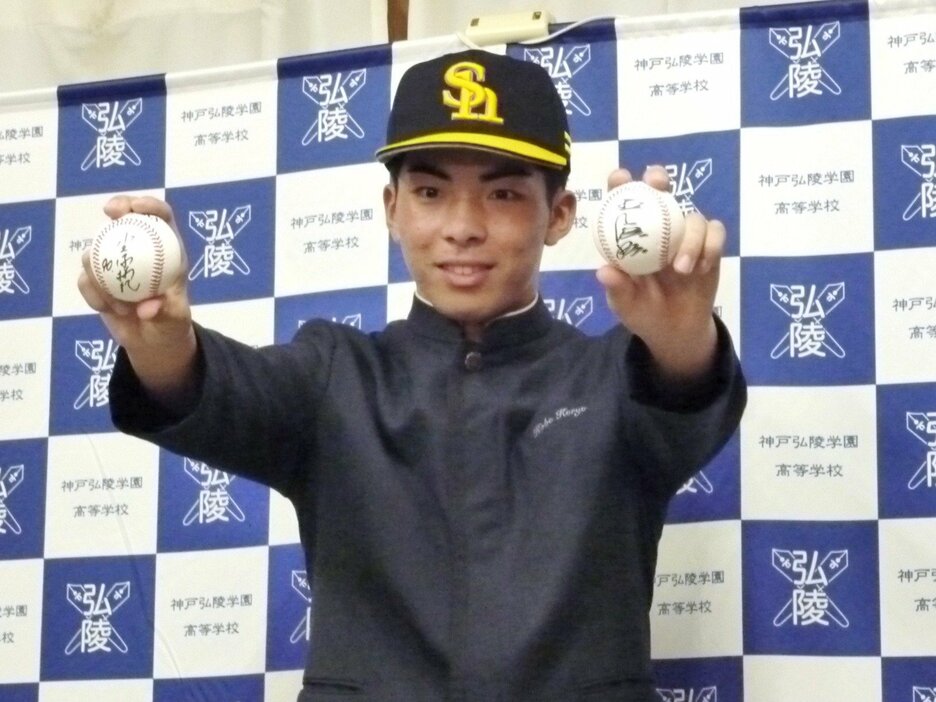 ソフトバンクの1位指名を受け、小久保監督と王会長のサインボールを掲げる村上 photograph by JIJI PRESS