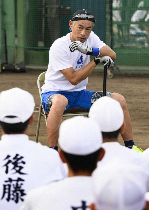 練習を終え、岐阜高校野球部員に語りかけるイチローさん（代表撮影）