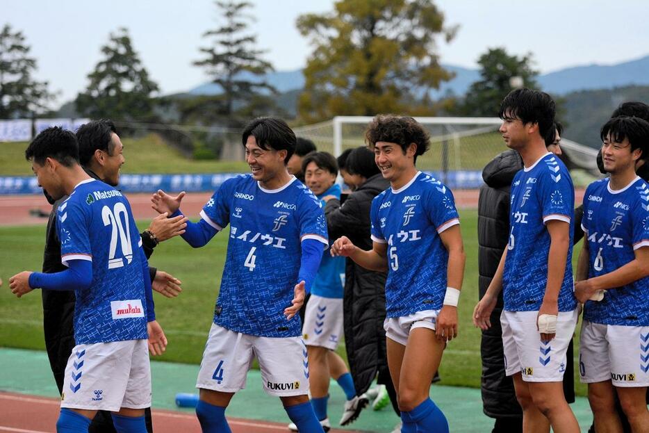 福井ユナイテッドFC－北海道十勝スカイアース　試合終了後、喜びを分かち合う福井の選手＝11月10日、松江市営陸上競技場