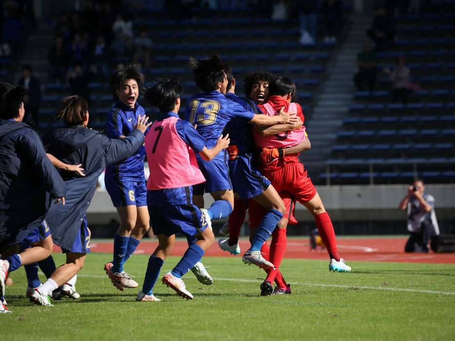 日体大柏高がPK戦勝利を喜ぶ(Taro YOSHIDA)