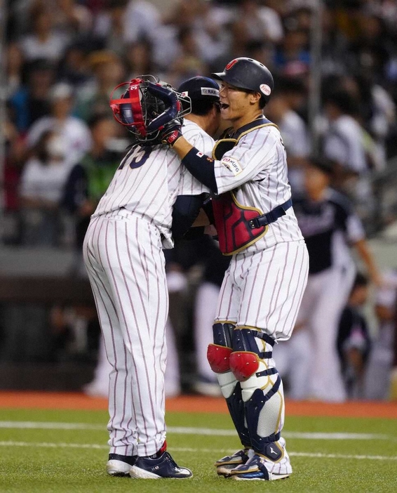 ＜日本・韓国＞勝利し大勢（左）と抱き合う坂倉（撮影・木村　揚輔）