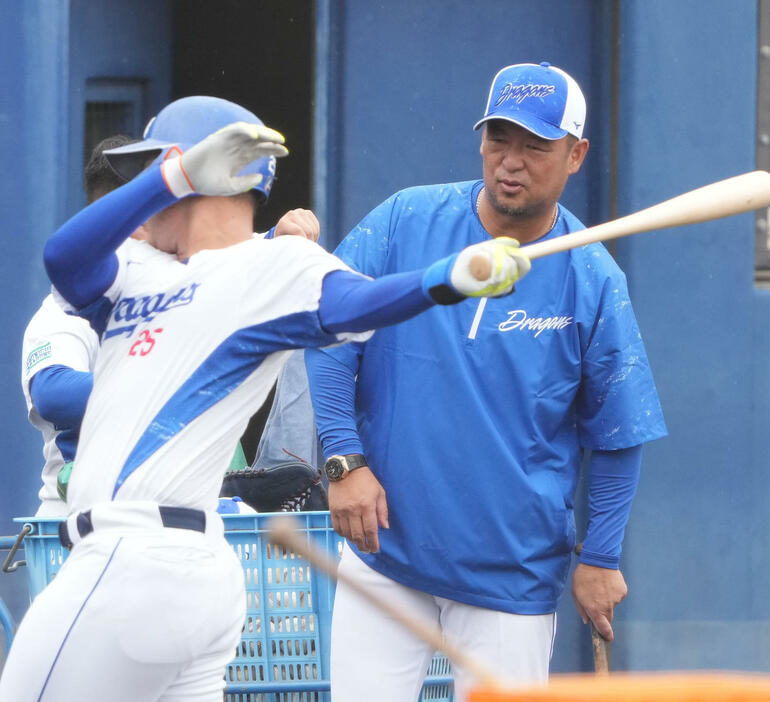 石川昂にアドバイスをする松中打撃コーチ（右）（撮影・森本幸一）