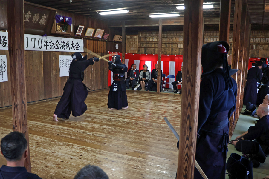 奉納試合が行われた演武大会＝大村市、微神堂