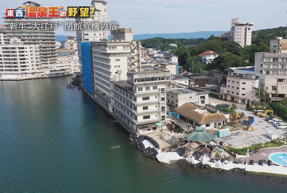 地震の影響で建物の一部がわずかに海側に傾いている