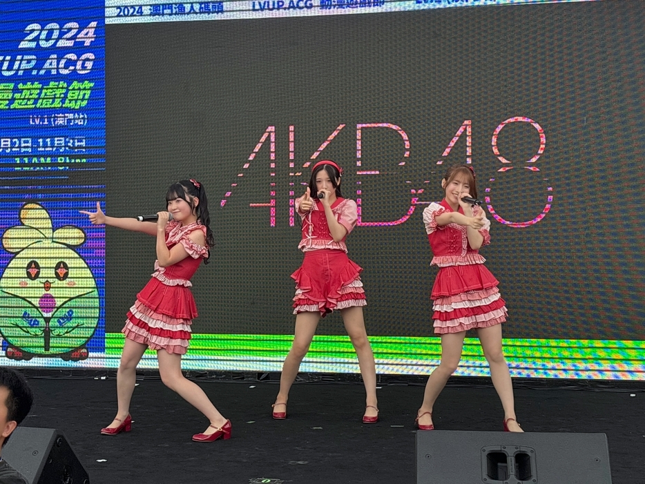 AKB48によるステージ。左から布袋百椛、迫由芽実、平田侑希＝2024年11月3日