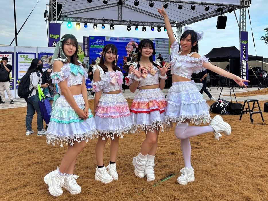 ステージ前で取材に応じたCheeRz＊。左から柳川れみ・佐山鈴・森楓・伊佐夏穂＝2024年11月2日