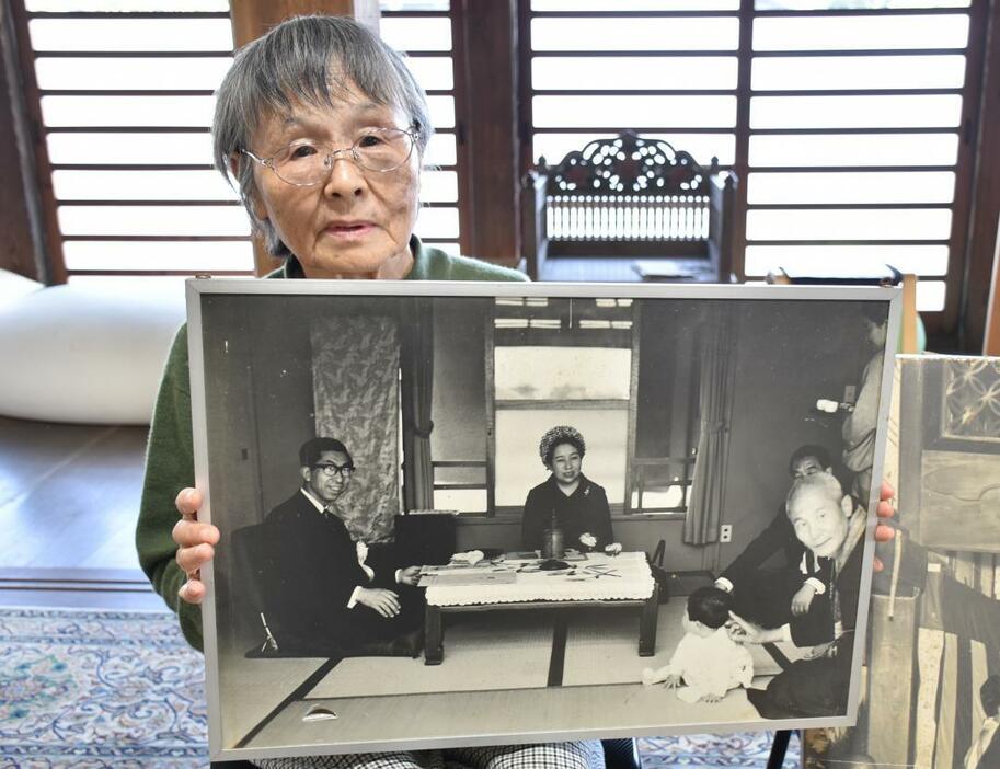 三笠宮ご夫妻の写真を手に当時を語る中川隆子さん=坂東市生子