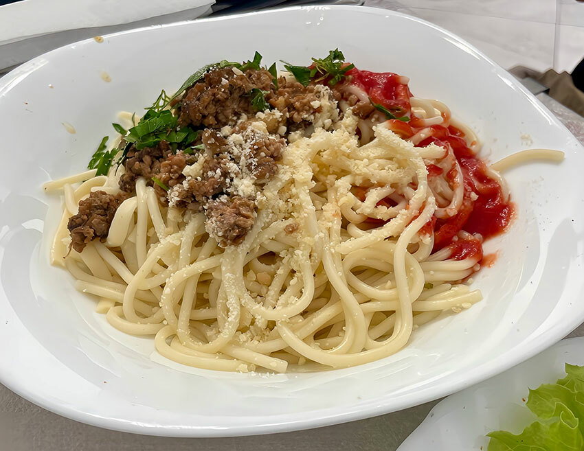 大衆向けの店で食べた大葉とミートソースのブヨブヨのパスタ。300レク（390円）。