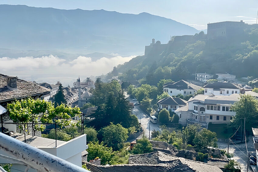 ジロカストラはアルバニアとギリシャの国境付近にある町。石造りの街並みが美しい旧市街。