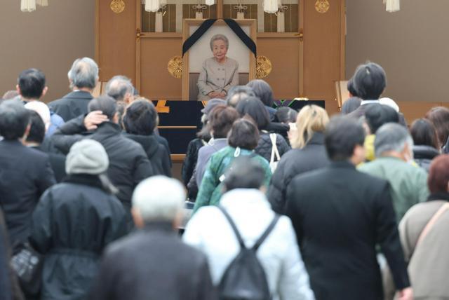 三笠宮妃百合子さまの祭壇に向かう人たち=2024年11月26日午後1時59分、東京都文京区の豊島岡墓地、上田幸一撮影