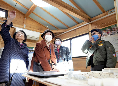 仮設住宅を再現した施設を見学する元入居者ら（２４日、住田町で）