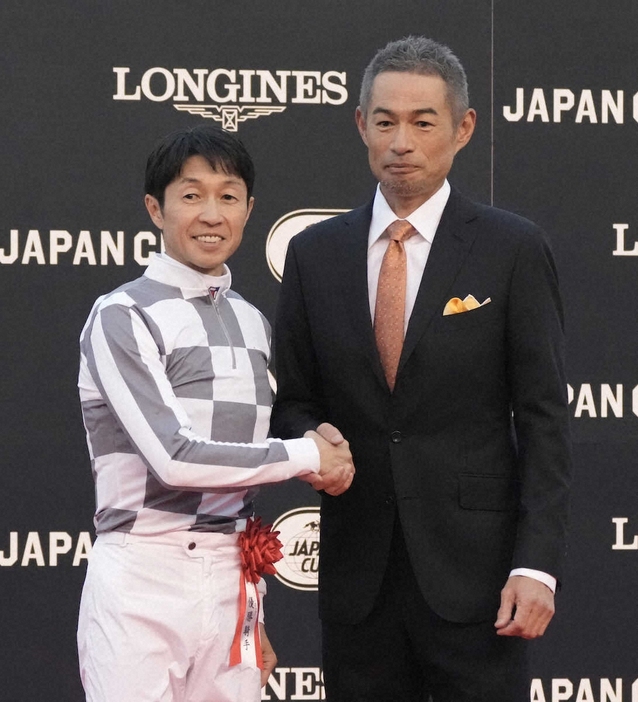 ＜ジャパンカップ＞ドゥデュースでレースを制した武豊（左）はプレゼンターを務めたイチロー氏と記念撮影に納まる（撮影・郡司　修）