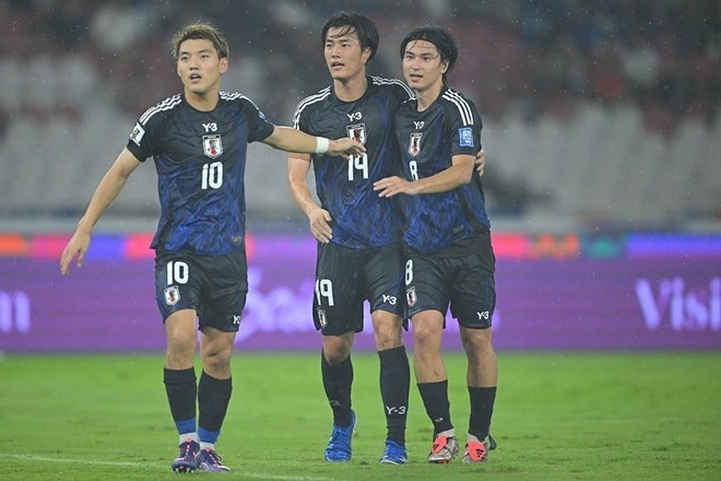 先制点に絡んだ小川（中央）。２－０とリードして前半を終えた。写真：金子拓弥（サッカーダイジェスト写真部／現地特派）