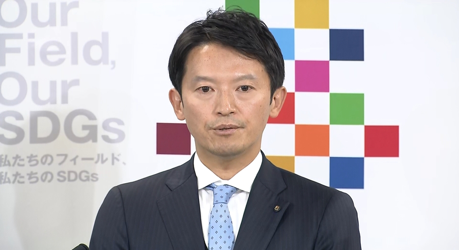 会見で「違法性はない」などと説明する斎藤知事