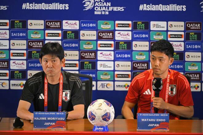 インドネシア戦について語る森保監督と遠藤。写真：金子拓弥（サッカーダイジェスト写真部／現地特派）