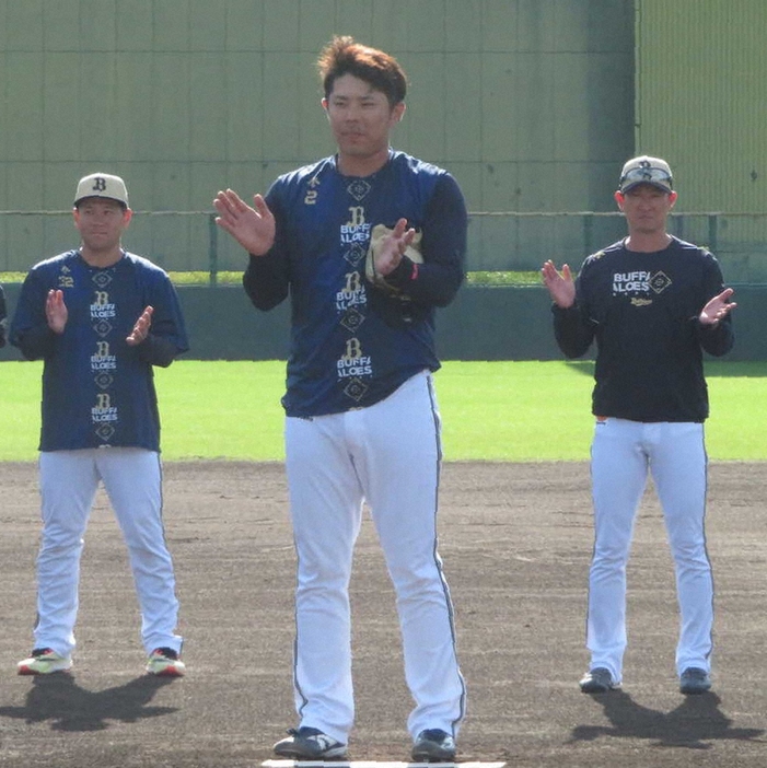 若月（中央）を中心に手締めを行う岸田監督（右）らオリックスナイン