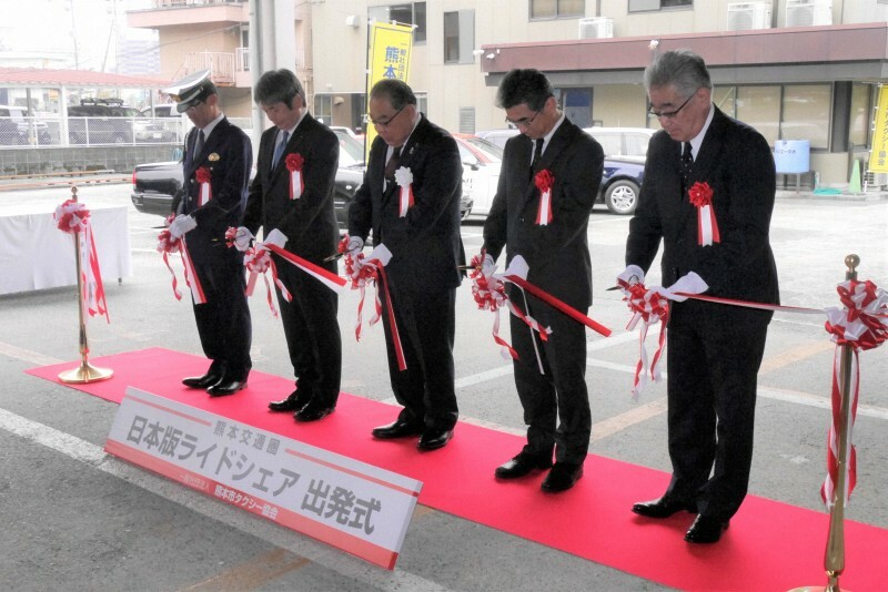 出発式でテープカットする関係者ら＝熊本市西区のTaKuRoo本社で2024年11月15日午前11時28分、中村敦茂撮影