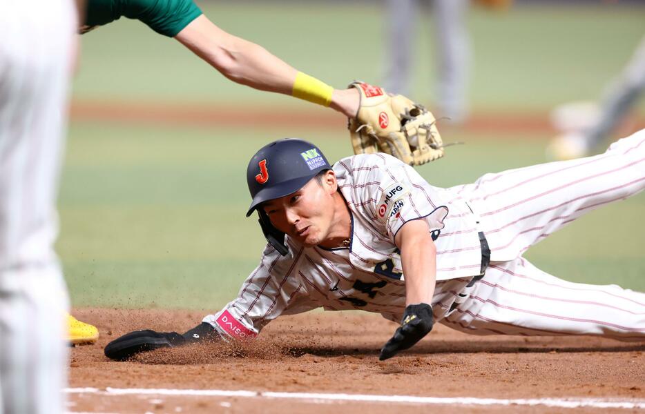 　７回、一塁走者・源田は、けん制で飛び出すもタッチをかわし帰塁する（撮影・山口登）