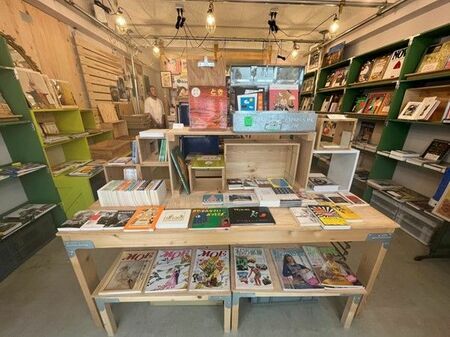 洋書を中心に扱う「Photobooks on the Road」。入って正面には絵本が置かれている＝那覇市安里