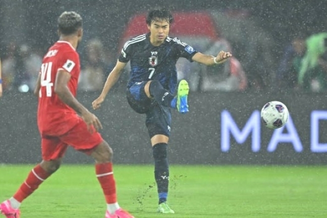 日本は雨中の激闘となったインドネシア戦に４発快勝。三笘（写真）も１アシストをマークした。写真：金子拓弥 (サッカーダイジェスト写真部／現地特派)