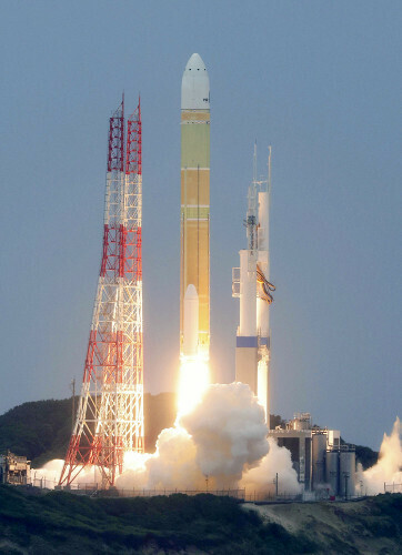 種子島宇宙センターから打ち上げられた「Ｈ３」４号機（４日午後３時４８分、鹿児島県南種子町で）＝木佐貫冬星撮影