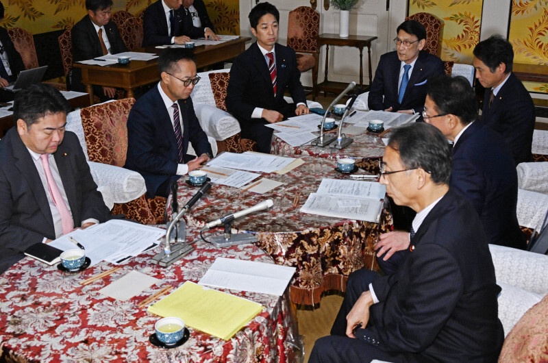 政治改革に関する各党協議会の初会合で発言する自民党の渡海紀三朗政治改革本部長（左から4人目）と立憲民主党の大串博志政治改革推進本部長（同5人目）ら各党の担当者＝国会内で2024年11月26日午後2時19分、平田明浩撮影