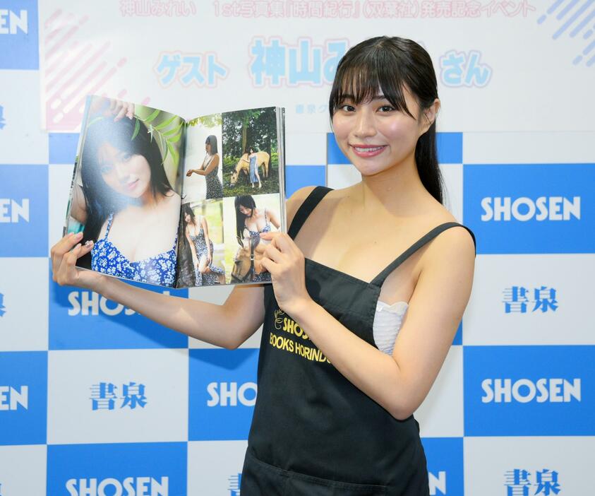 「神山みれい1st写真集『時間紀行』」の発売記念イベントに登場した神山みれいさん