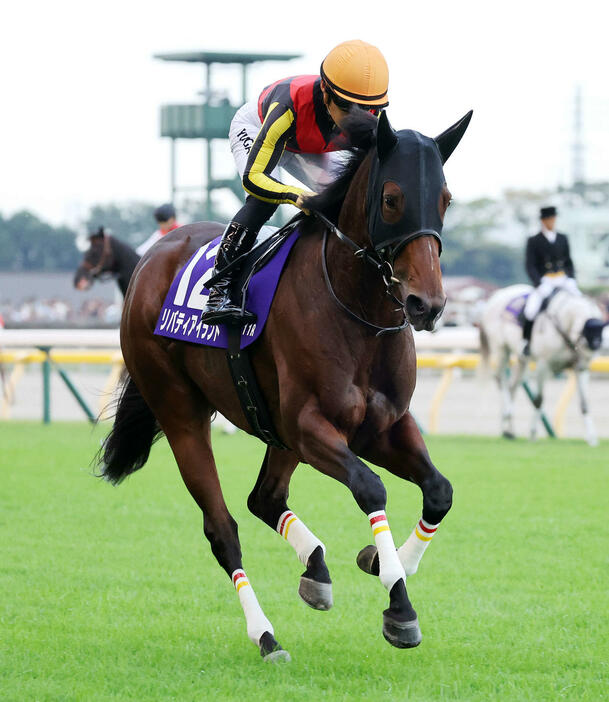 リバティアイランドと川田将雅騎手（2024年10月27日撮影）