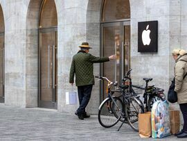 <p>A shopper enters the Apple Inc. store in Berlin, Dec 14, 2023. </p>