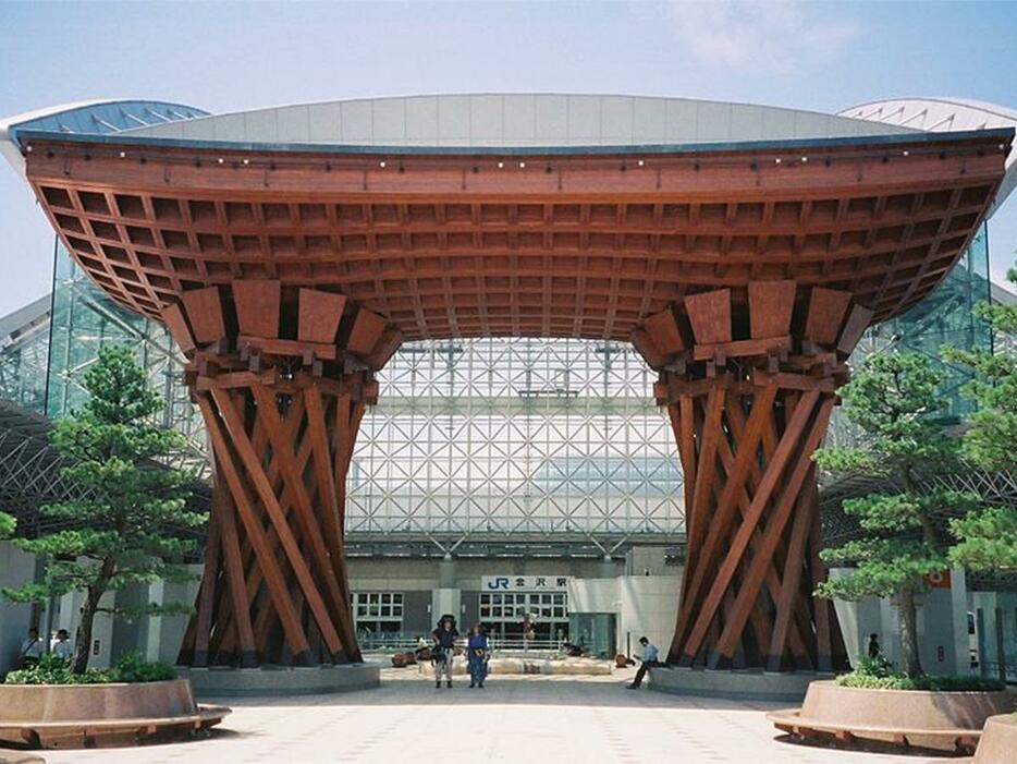 金沢のシンボルとなっている金沢駅の鼓門（つづみもん）（写真提供＝白江建築研究所）