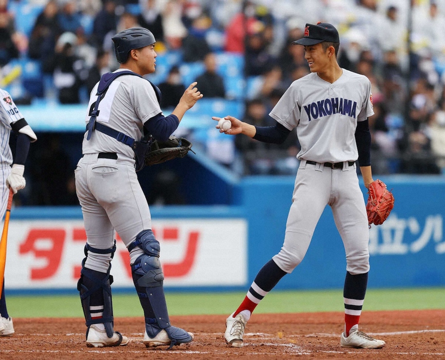 ＜明徳義塾・横浜＞5回、言葉を交わす横浜先発の織田（右）と駒橋（撮影・松永　柊斗）