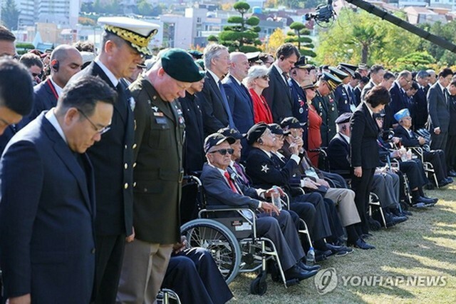 朝鮮戦争戦死者への黙とう＝11日、釜山（聯合ニュース）