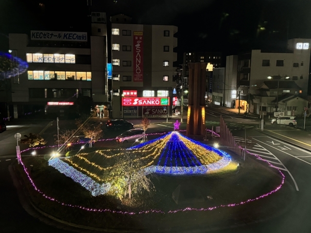 イルミネーションで彩られた駅北側の古墳オブジェ=22日、桜井市桜井