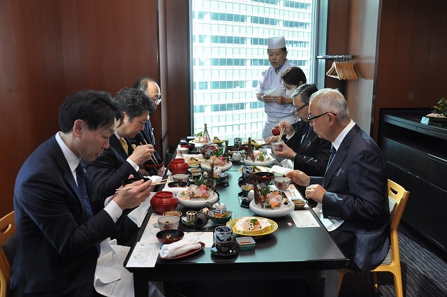 懐石料理「蓬莱」を試食する金沢市の村山卓市長（左中央）ら＝東京都港区の大志満新橋汐留店、2024年11月27日