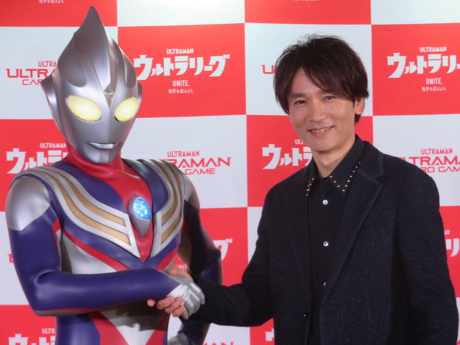 ウルトラマンティガと握手をする長野博