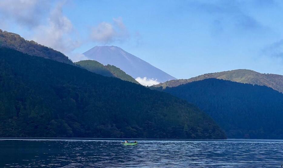 初冠雪を迎えた富士山（芦ノ湖から11月7日撮影）