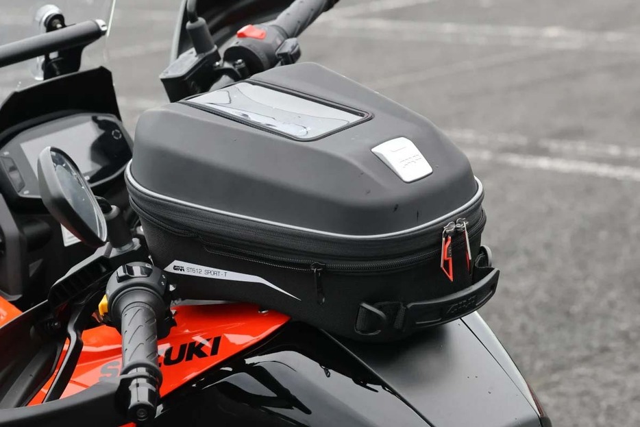 容量12～15ℓで日帰りツーリングなどにも便利そうな「GIVI ST612+ タンクロックバッグ」。セミハードタイプで上面にはスマートフォンを収納するクリアタイプのポケットがある。