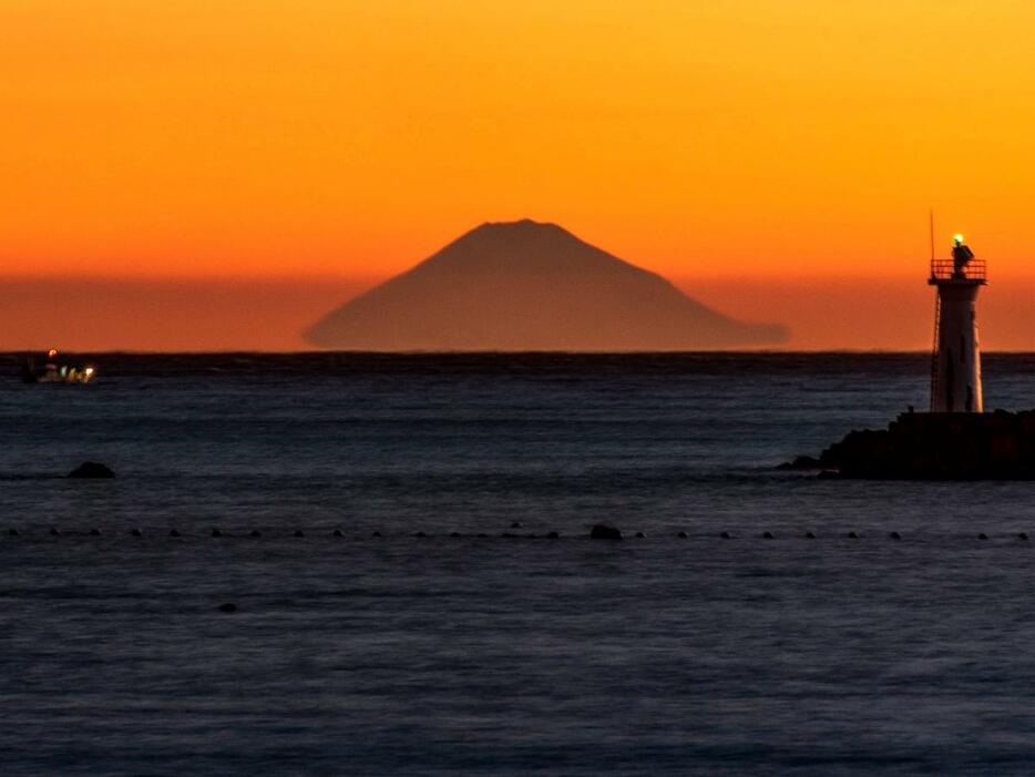 志摩から遠望の富士　写真家・泊正徳さん、冬の始まり「浮き富士」撮影（撮影＝泊正徳）