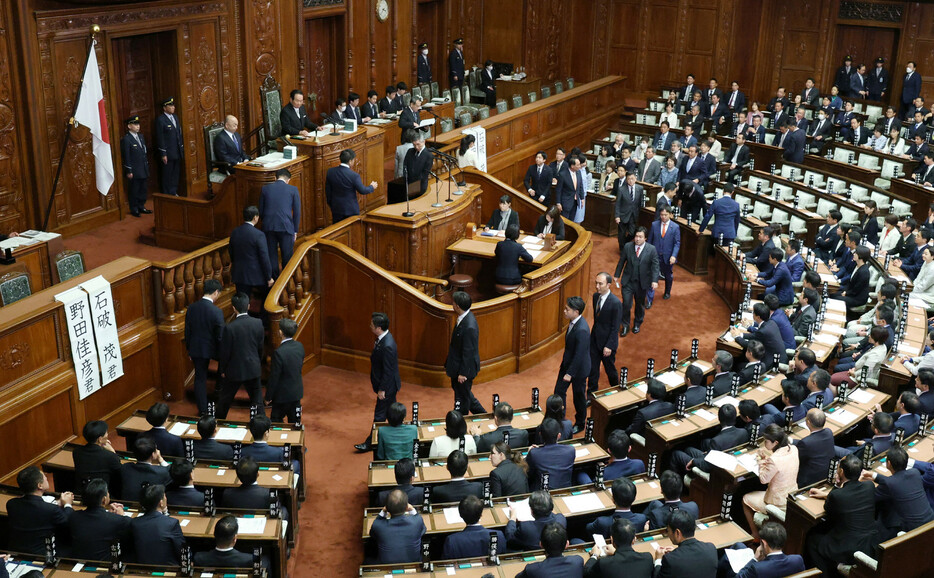 首相指名選挙の決選投票が行われた衆院本会議＝１１日午後、国会内