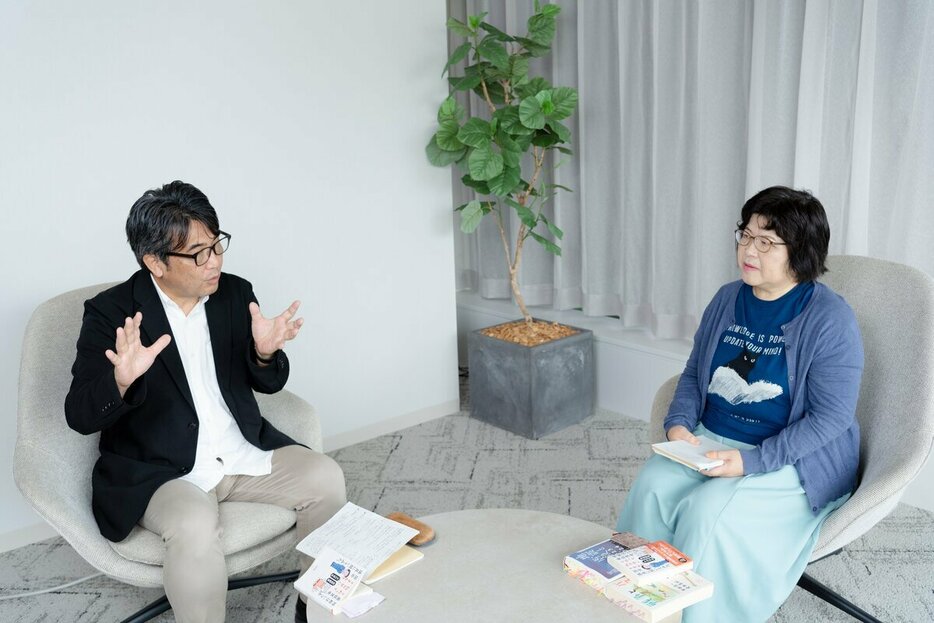 安田浩一さん（左）と和田靜香さん（撮影／朝日新聞出版写真映像部・和仁貢介）