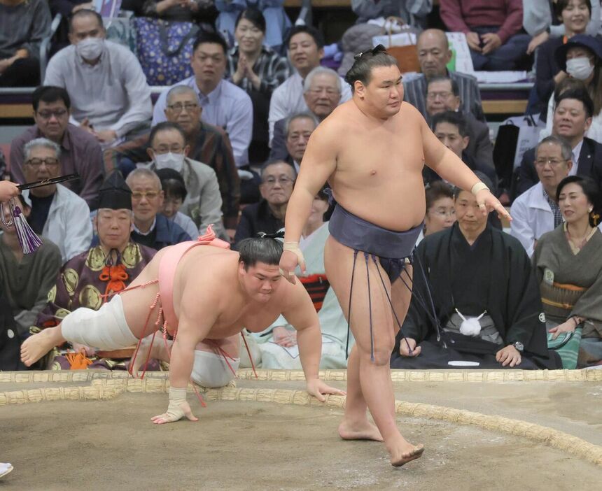 豊昇龍（右）は宇良を上手投げで下した（カメラ・池内　雅彦）