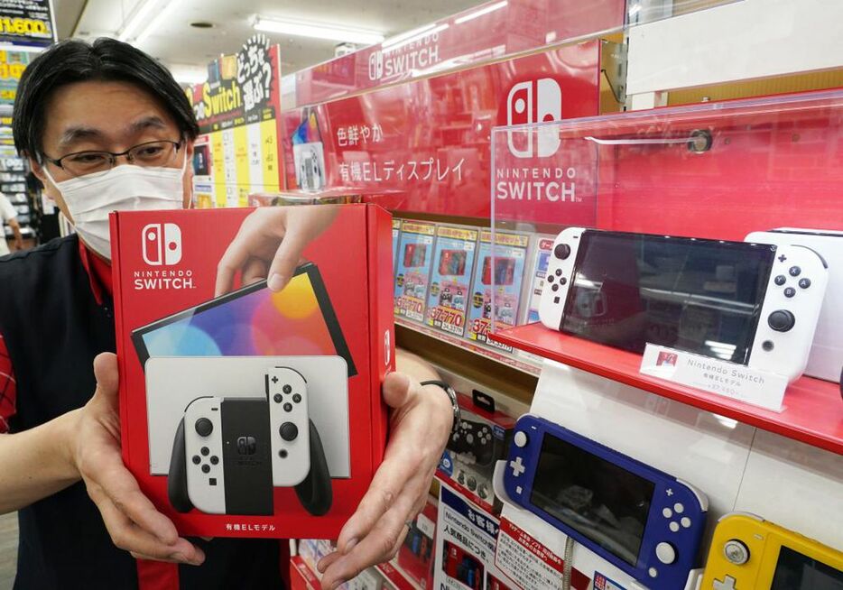 ニンテンドースイッチの有機ＥＬモデル＝大阪市浪速区