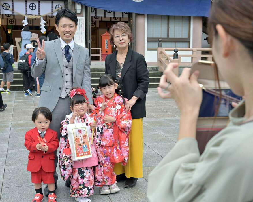 鮮やかな衣装に身を包み記念撮影する子どもたち＝１５日午前、鹿児島市の照国神社