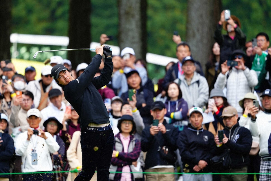 ＜三井住友VISA太平洋マスターズ・初日＞4番、ティーショットを放つ石川遼（撮影・西尾　大助）