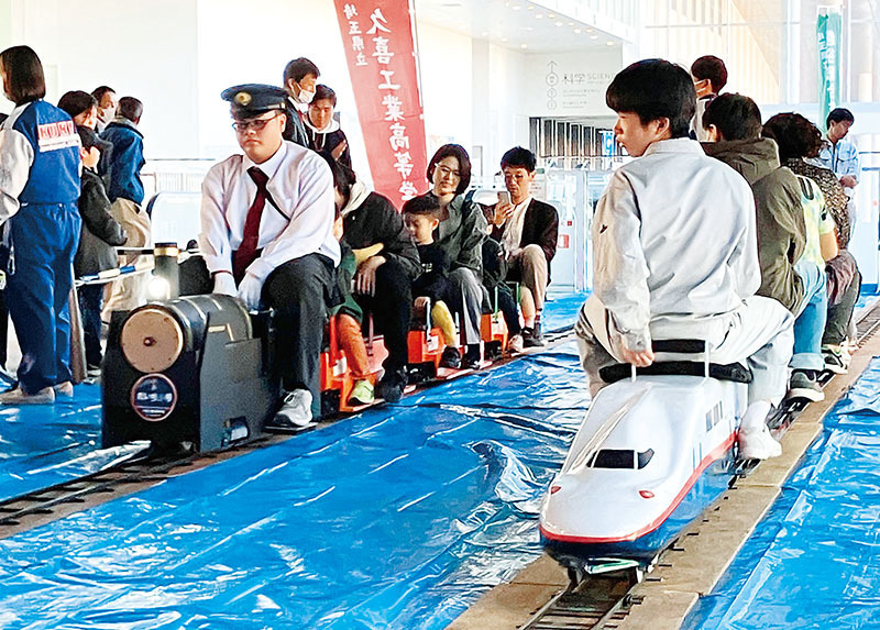 工業高校生が製作したミニ車両「上越新幹線とき」と「銀河鉄道機関車だいちⅡ号」＝24日、さいたま市大宮区の鉄道博物館