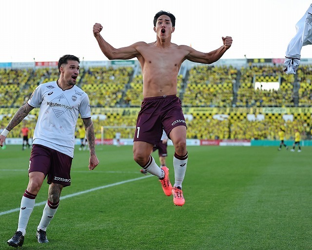 チームを救う同点弾の武藤。写真：梅月智史（サッカーダイジェスト写真部）